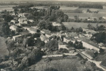 Vue aérienne du bourg de Cravans, autrefois